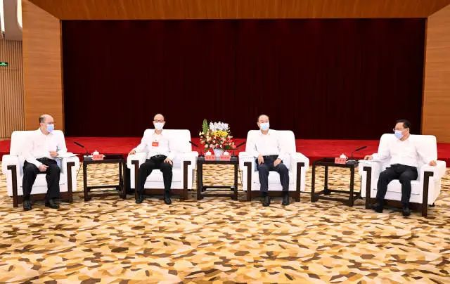 6月8日上午,省委书记黄坤明,省委副书记、省长王伟中在广州会见了来粤开展专题调研的香港特别行政区第十四届全国人大代表一行。中央政府驻香港联络办主任郑雁雄参加会见。南方+记者 王辉 摄